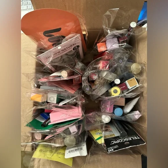 ❤️Health & Makeup Mystery Bag/Box 6-8 Full Size Items + Makeup Bag/Pouch New - Picture 3 of 10